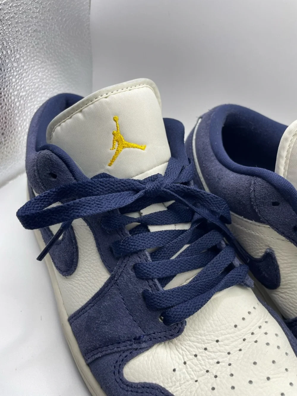 Nike Navy & White‎ Low-Top Sneakers with Yellow Logo